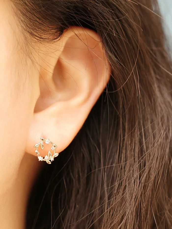 14K Gold Wreath Flower Cartilage Earring 20G18G16G MinimalBijoux Earrings